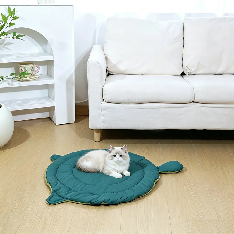 Washable cat dog bed mat with cat face design, soft round pet cushion for sleeping, all-season comfortable mat for cats and dogs