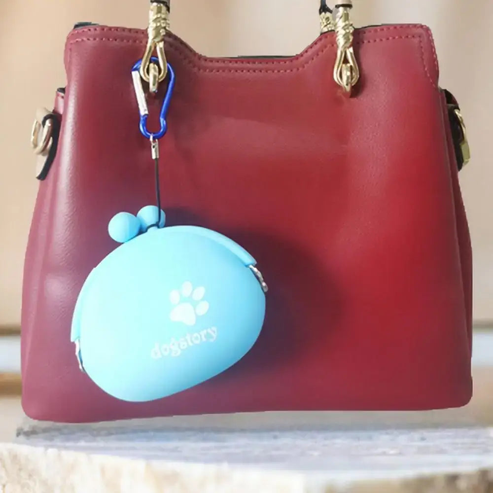 Silicone Dog Treat Pouch Dog Training Container Dog Treat Carrier Holder Puppy Treat Snack Bag with Clip dog Food Storage Bag attached to handbag.