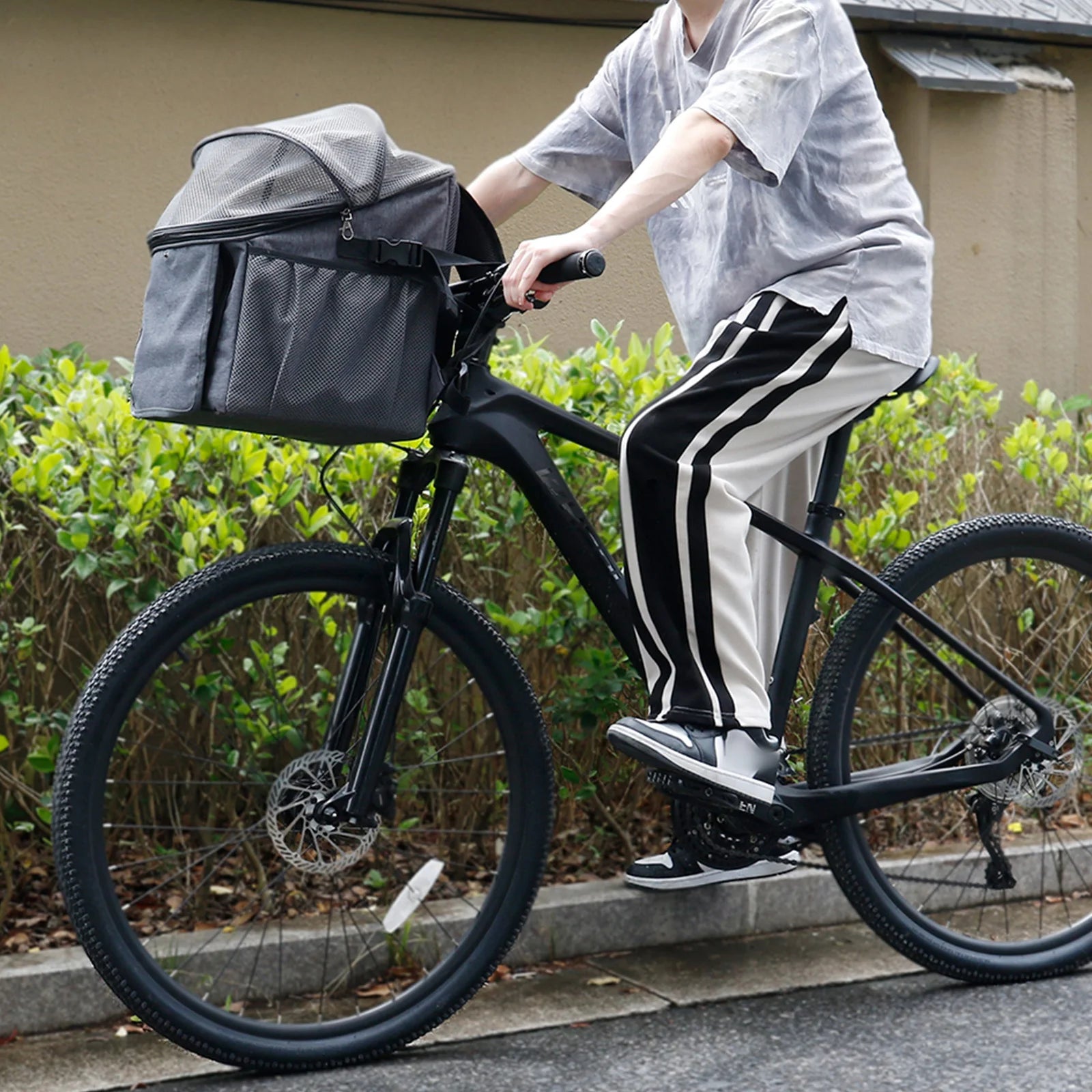 Dog bike basket carrier backpack for small pets, expandable Oxford cloth pet pannier on bicycle