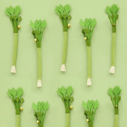 silver vine cat chew toy for kittens, natural bite-resistant celery-shaped chew sticks for teeth cleaning and play