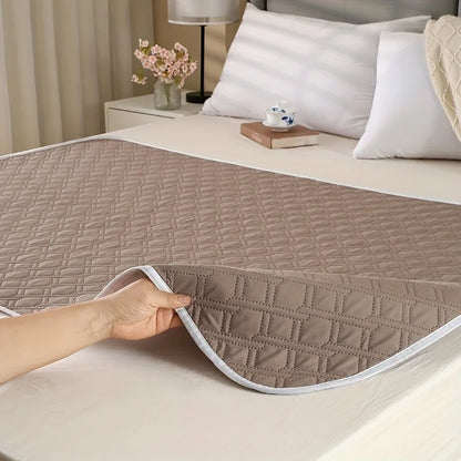Washable waterproof mattress protector for adults and elderly pets, breathable quilted bed cover for menstrual care