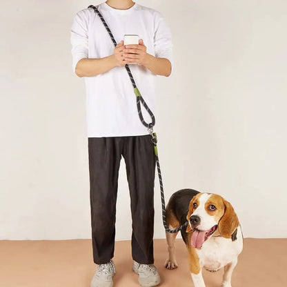 One-To-Two/One-To-One Dog Leash, Elastic Leash, Anti-Burst, Anti-Breakage, Pet Supplies, Dog Walking Leash with a dog.