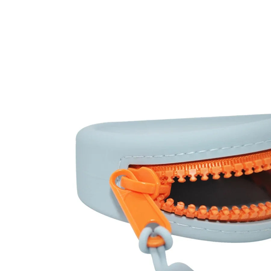 Close-up of the zipper on a Dog Treat Training Pouch, Portable Silicone Dog Food Treat Pouch with Lanyard and Hook for Outdoor Walking Supply Storage Bag.
